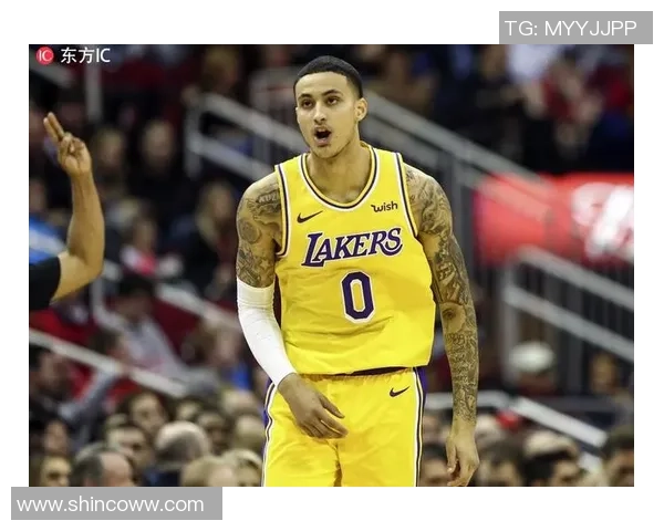 库兹马与戴维斯的对决谁能在赛场上更胜一筹引发球迷热议